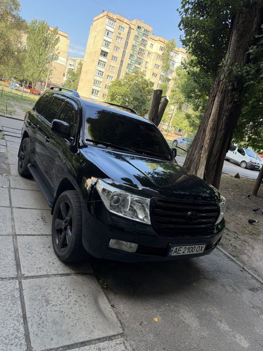 Toyota Land Cruiser 200 год 2011.