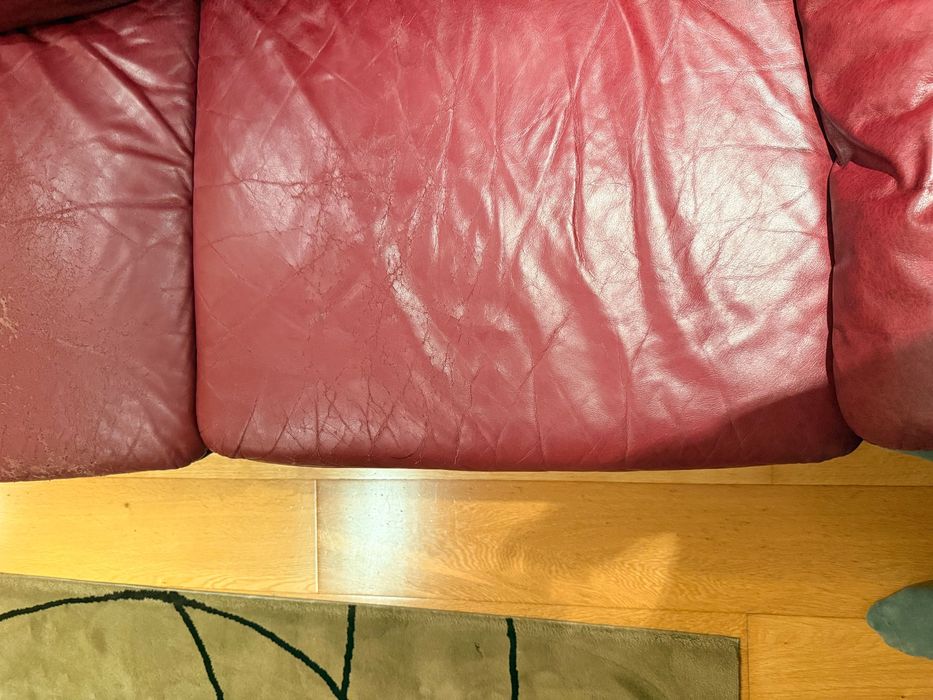 Sofá em pele vermelha (2 lugares)