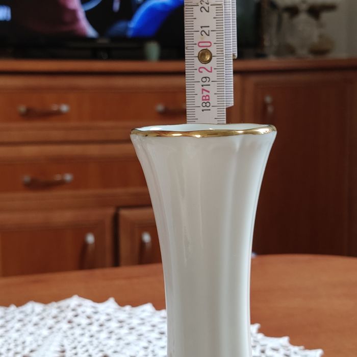 Biały porcelanowy wazonik