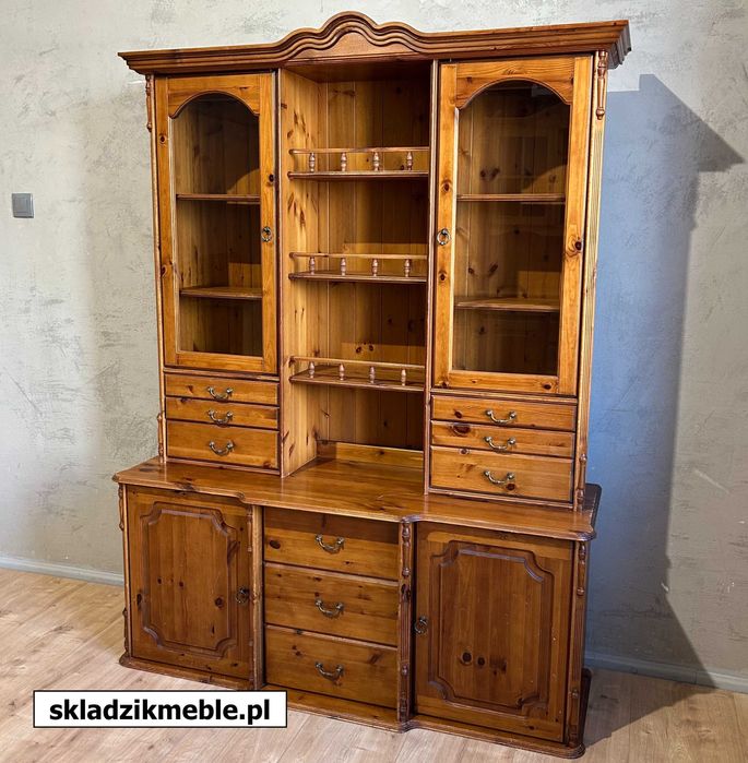 010325 Kredens sosnowy wysoki w odcieniu mahoń