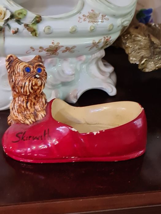 Figurka piesek,  czerwony bucik