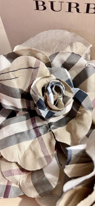 Elástico de cabelo/alfinete de peito Burberry