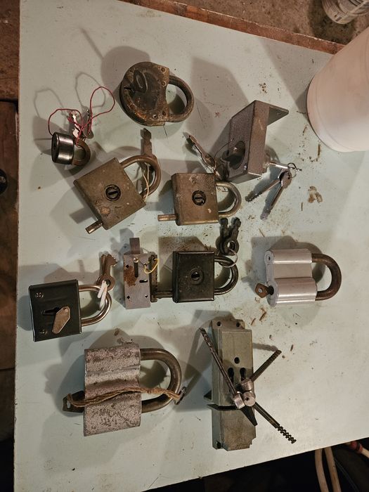 Замки навісні та накладні