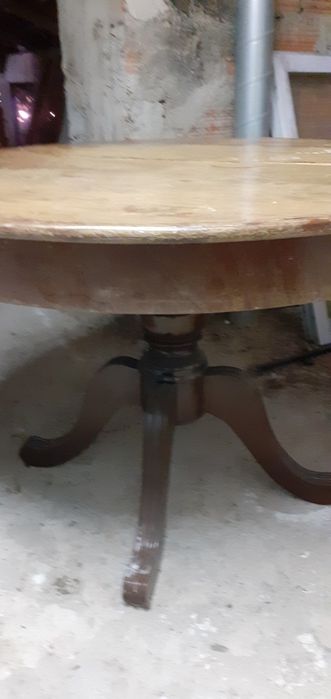Mesa de madeira redonda usada