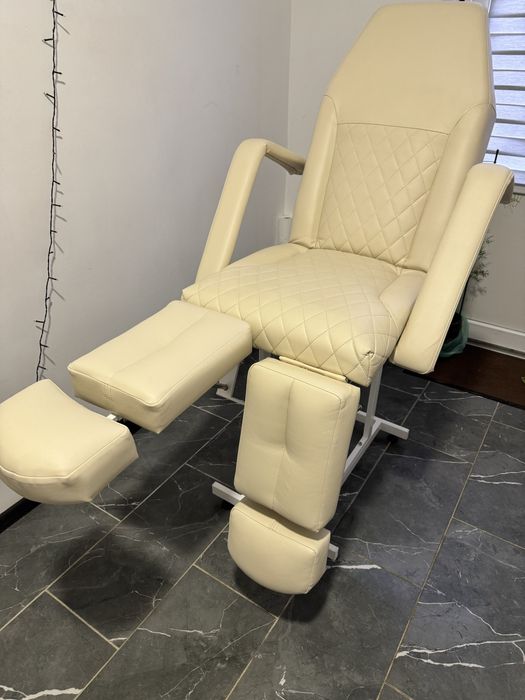 Педикюрне крісло-кушетка + стілець майстра + підставка.