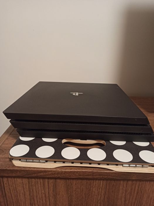 Konsola PS4 Pro 1TB + pady + gry