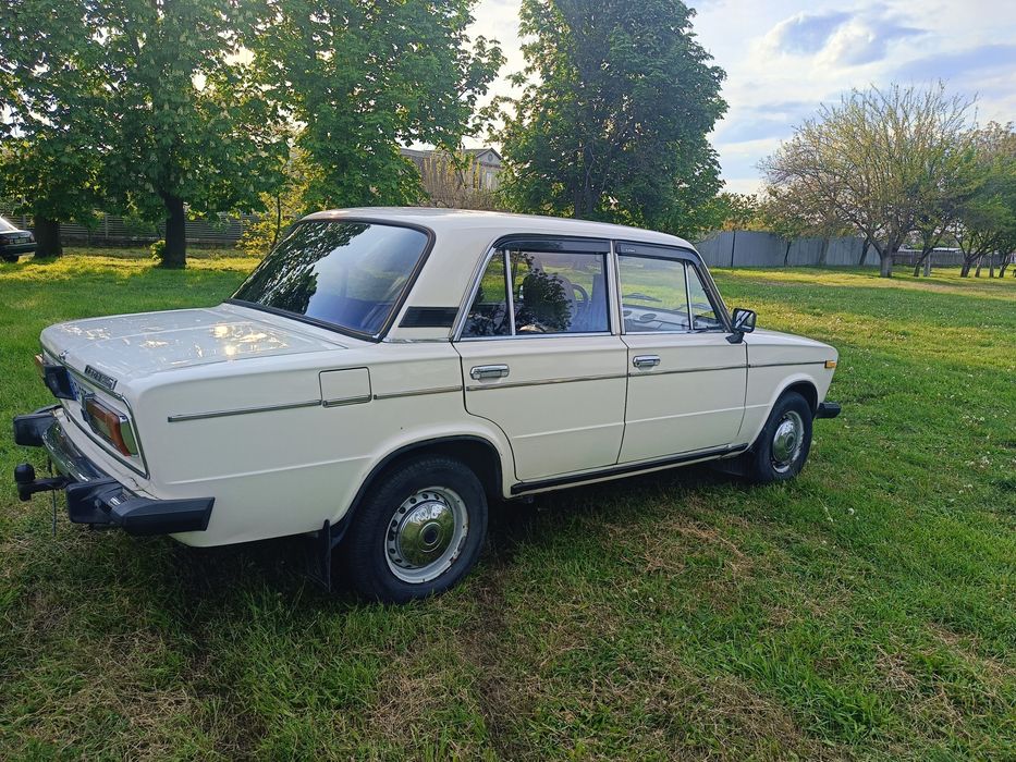 Хороший ВАЗ 21063 .