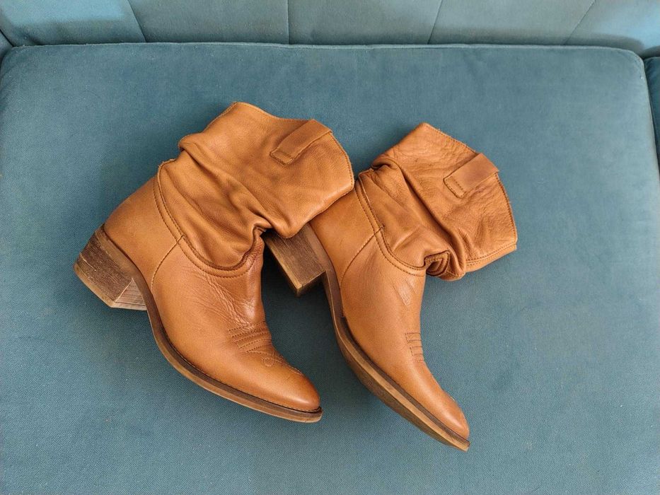 Botas tamanho 36, cor camel, em pele