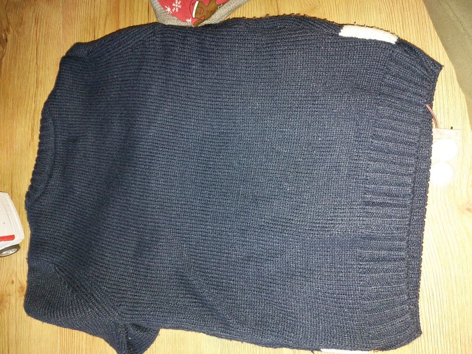 Świąteczny sweter z lampkami