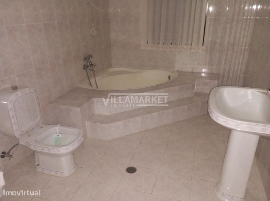 Moradia V3 isolada da banca com logradouro situada em Foros da Afeitei
