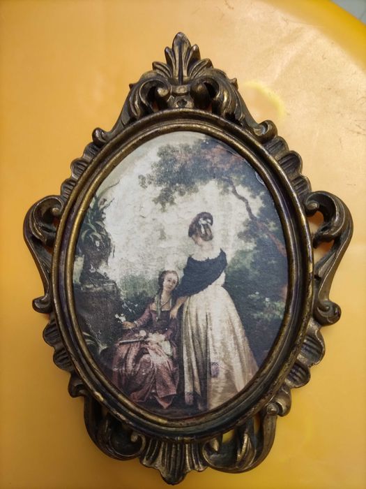 Prato antigo pintado á mão e outras antiguidades