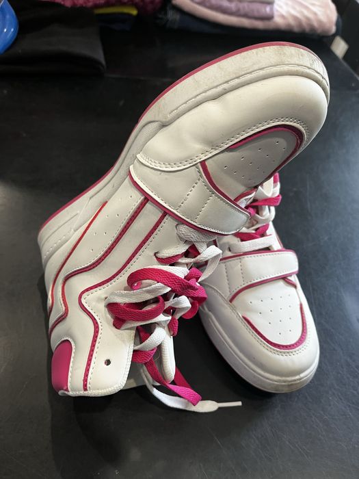 Sprzedam białe sneakersy z różowymi wstawkami, rozmiar 39