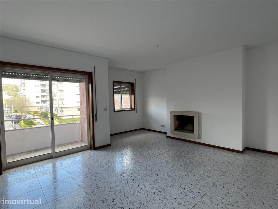 Apartamento T2 em Valongo com Varanda e Estacionamento