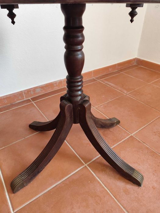 Mesinha de apoio em mogno