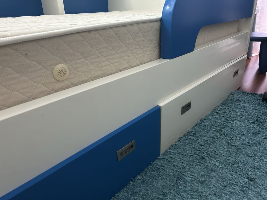 Cama de solteiro com colchao e estante