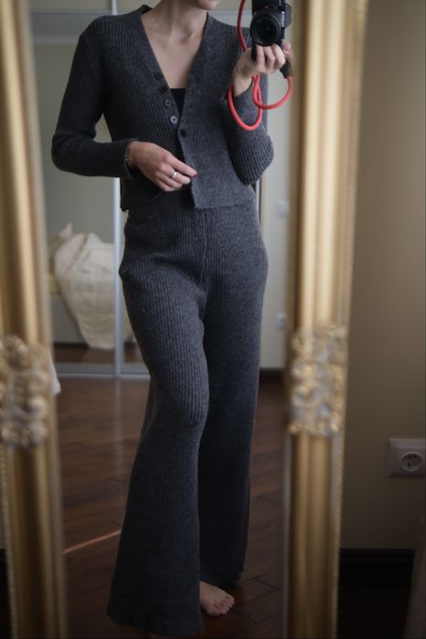 Вʼязаний жіночий костюм