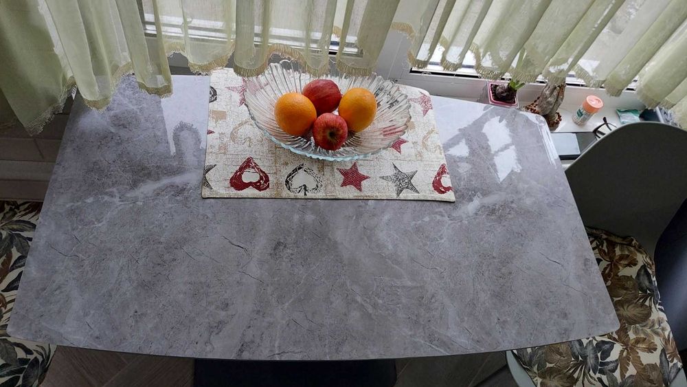 Кухонний стіл на одній ніжці