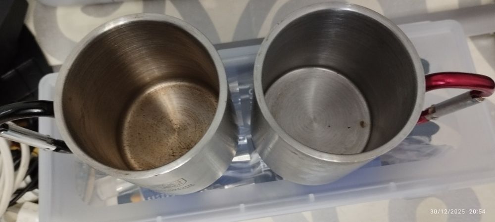 Um par de copos metálicos com pega mosquetão. 10€ os 2 juntos. Loulé.