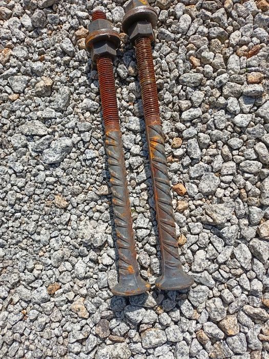 Szpilki metalowe.