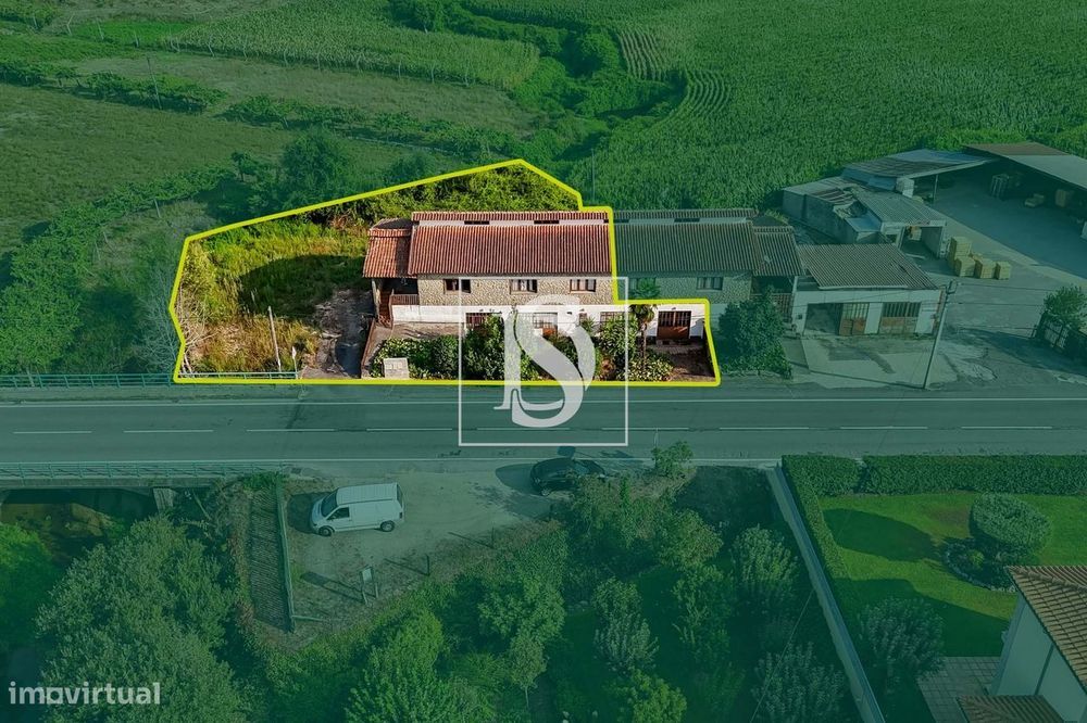 Moradia T4 c/ 376 m², jardim e riacho