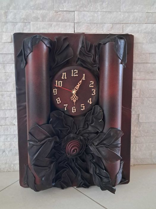Zegar ścienny w skórze