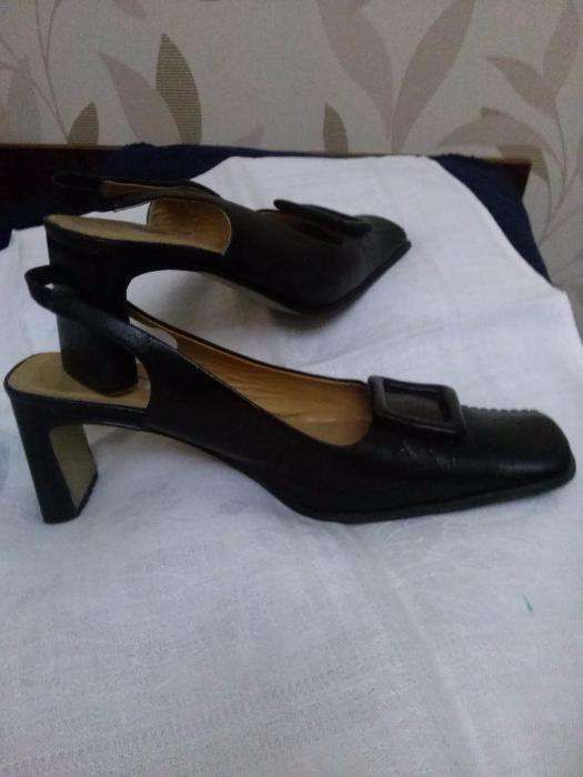 Босоніжки шкіряні .