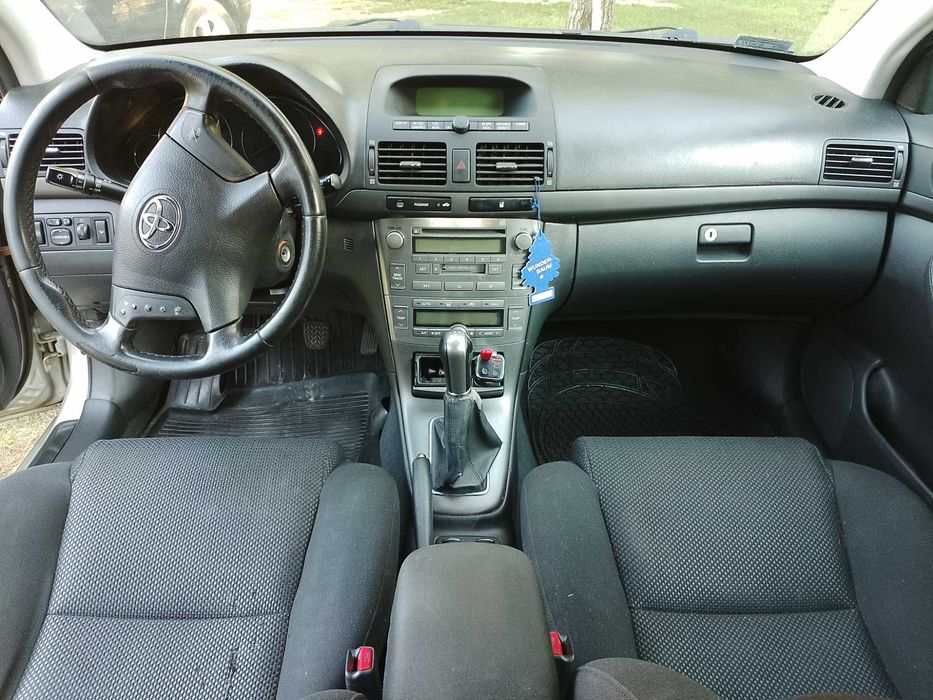 Toyota Avensis 2.0 benz 2004