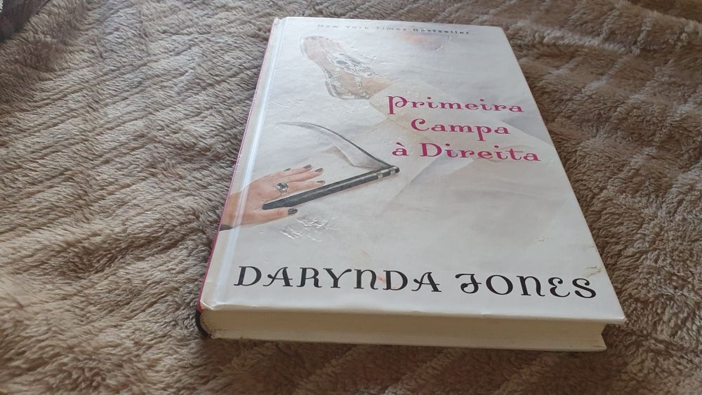 Primeira campa a direita  Darynda jones