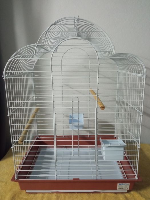 Gaiola muito elegante, espaçosa e de formas muito invulgares