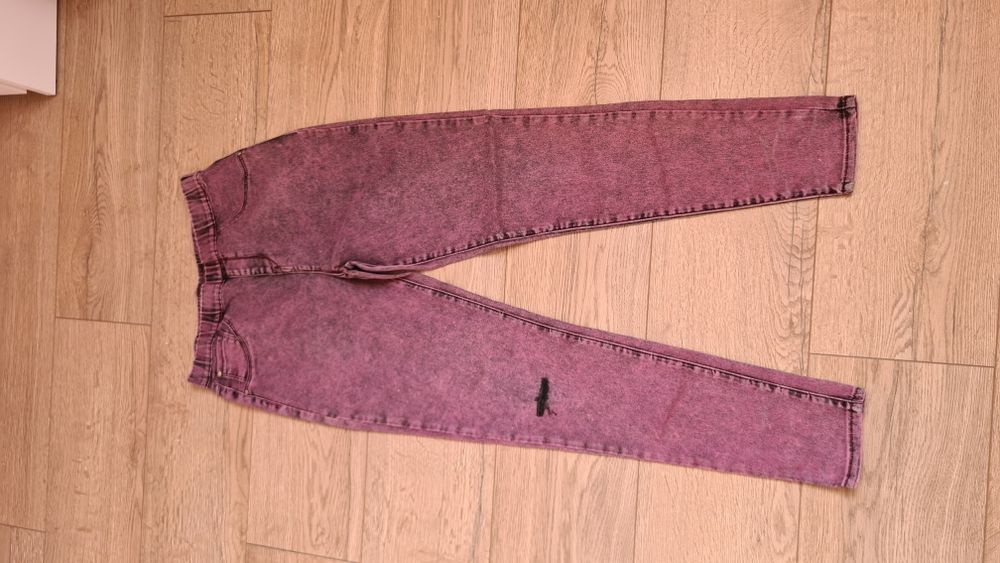 Tregginsy gumowane rurki skinny obcisłe