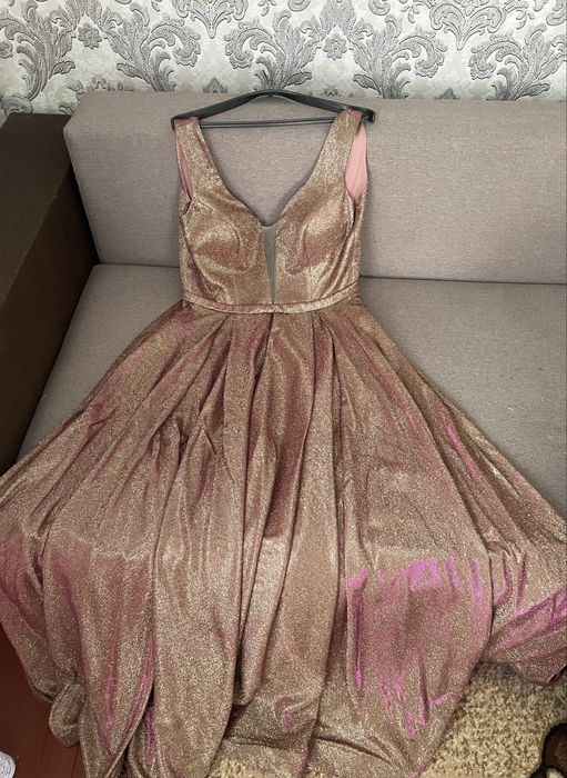 Продам випускне плаття 3000 грн. В подарунок діадема до сукні.