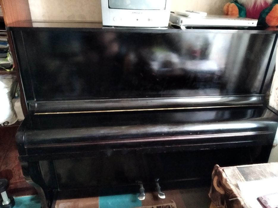 Продам пианино Украина черного цвета