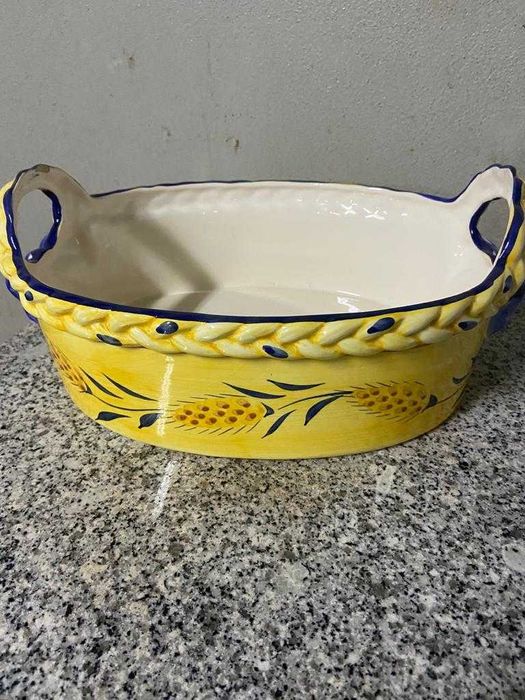 Conjunto pratos, açucareiro, bule, terrina, suporte pegas