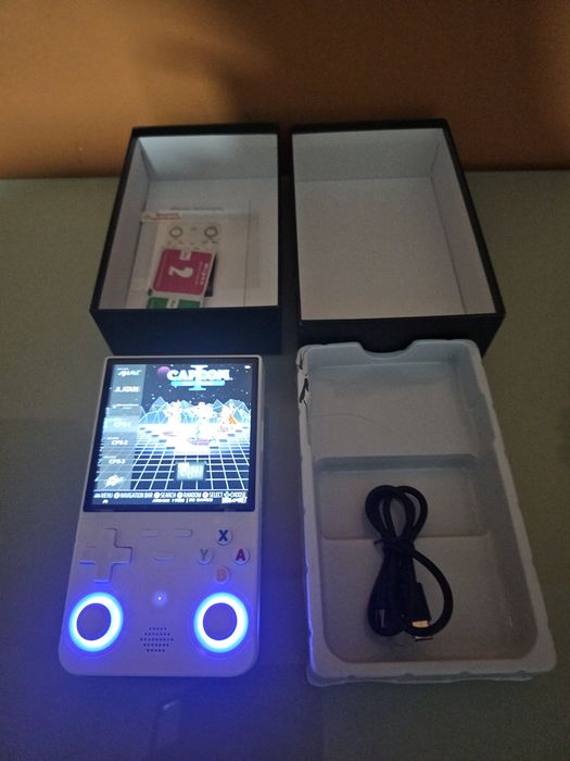 A nova consola de jogos portátil R36 Ultra apresenta um ecrã IPS de 4