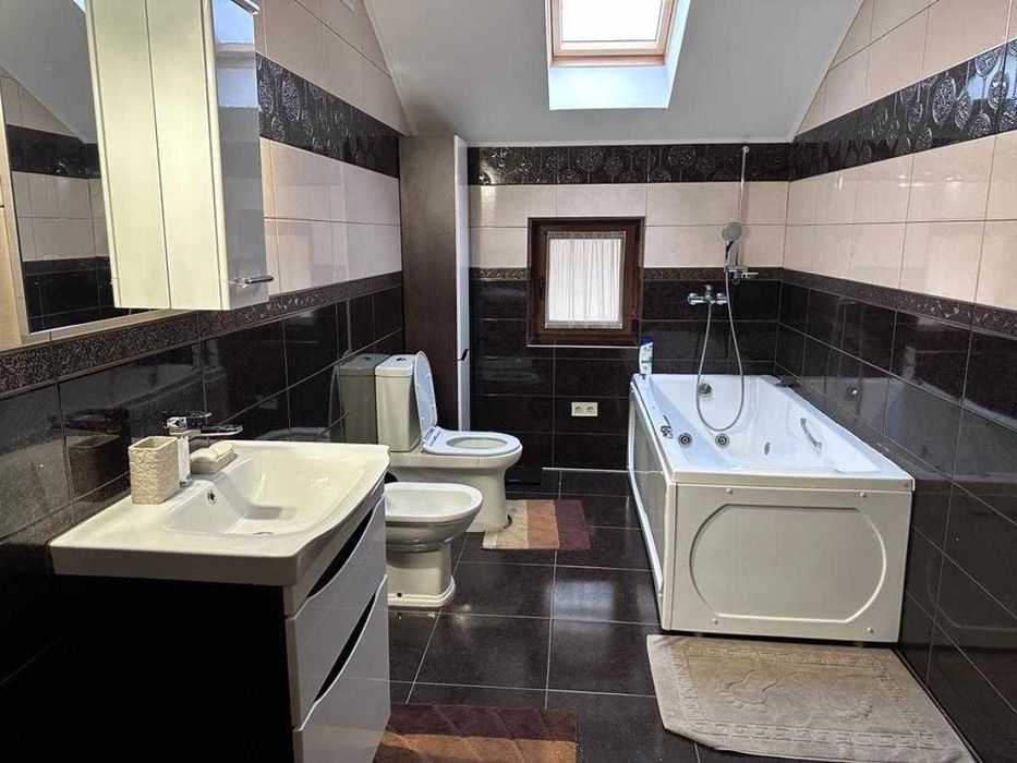 Продаж елітного особняка з басейном в Буковелі