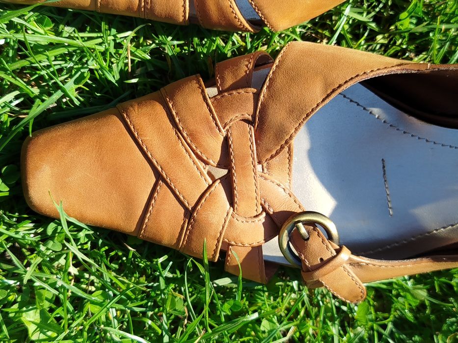 Brązowe skórzane buty z odkrytą pięta Andrew Geller 40