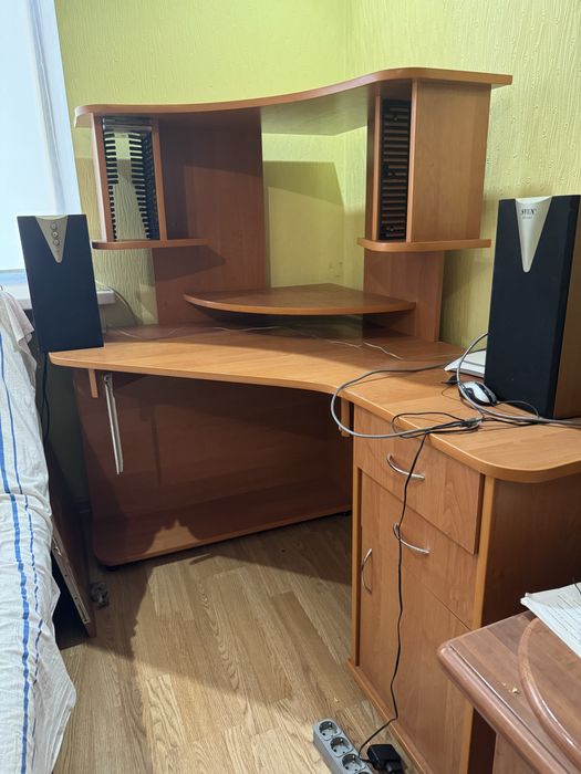 Компʼютерний стіл