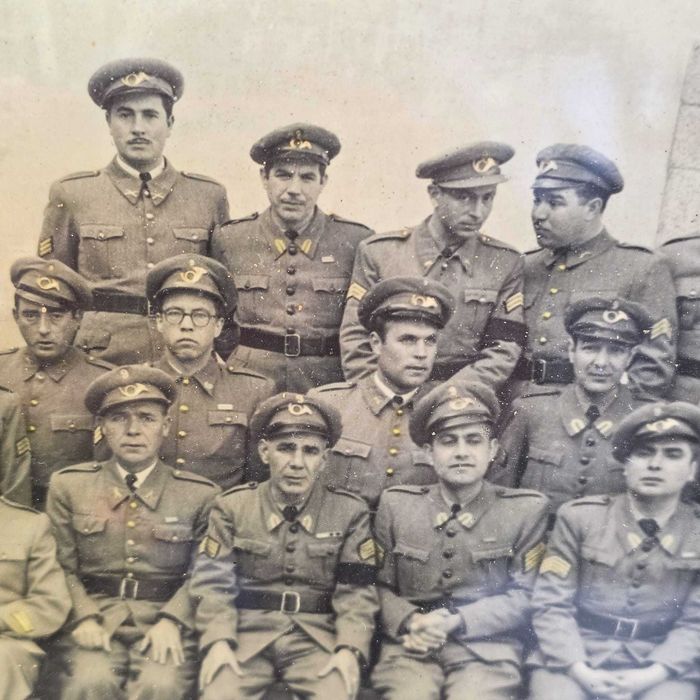 Fotografia Militar Antiga de Grupo Emoldurada – Peça Documental Portuguesa com Legenda Manuscrita