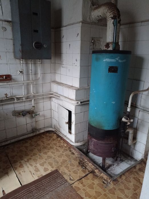 Частина будинку в центрі міста по вул Ревуцького . Окремий двір.