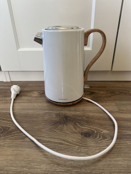 Biały czajnik SilverCrest