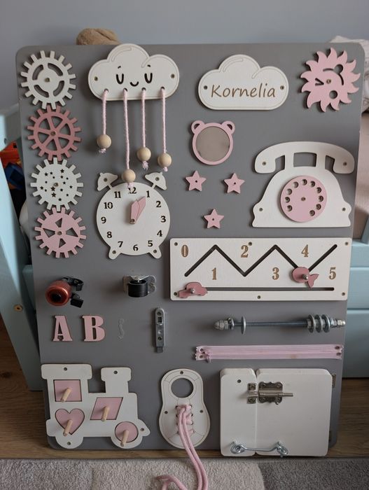 Tablica manipulacyjna Kornelia Montessori XL drewniana, personalizowana