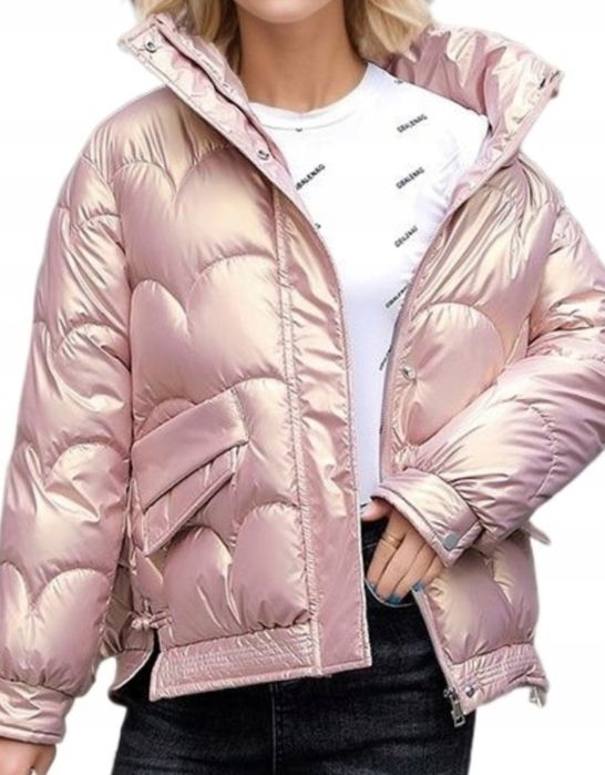 Błyszcząca różowa pikowana kurtka damska.