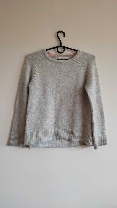 Jasnoszary sweter dziecięcy