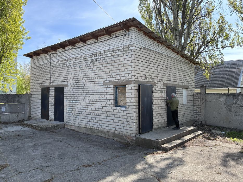 Здам окрему будівлю перший поверх та підвал Дніпровський район вул. Петра Сагайдачного