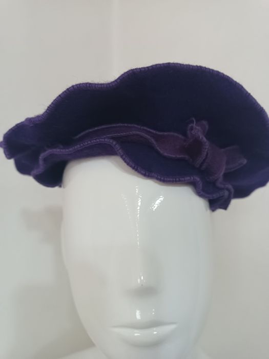 Elegancki beret wełniany fioletowy z ozdobną kokardą i falbanką