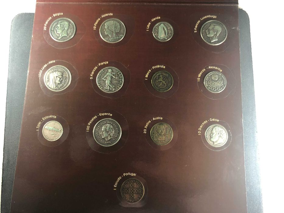 Livro com réplicas das moedas que desapareceram com o Euro