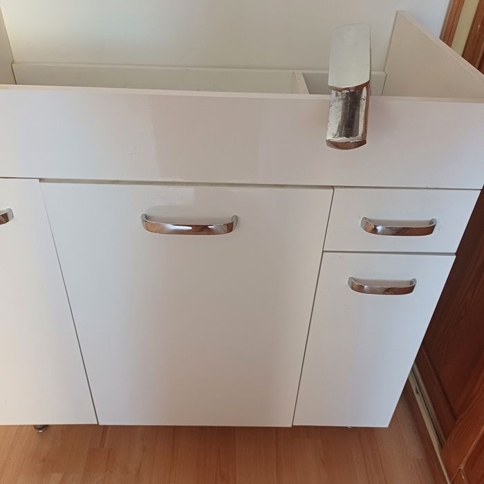 Sprzedam szafkę łazienkową