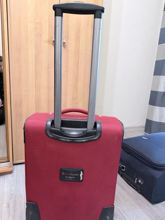 Валіза на колесах червона