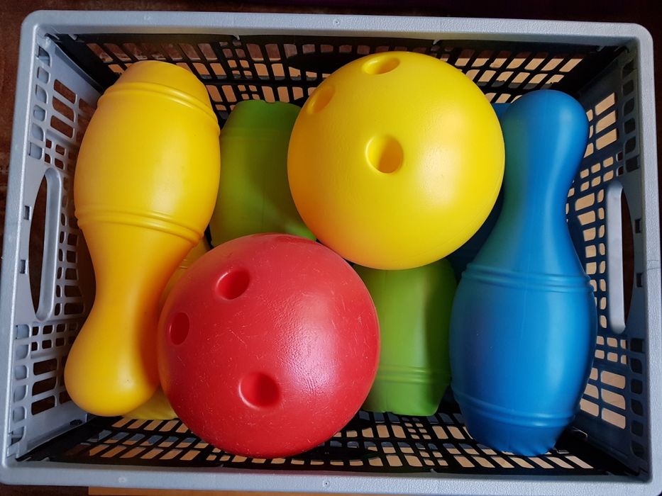 Kręgle / bowling, zestaw kolorowych kręgli z kulami i pojemnikiem