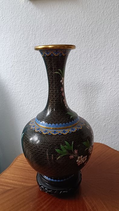 Duży wazon Cloisonné 31 cm na drewnianej podstawce.